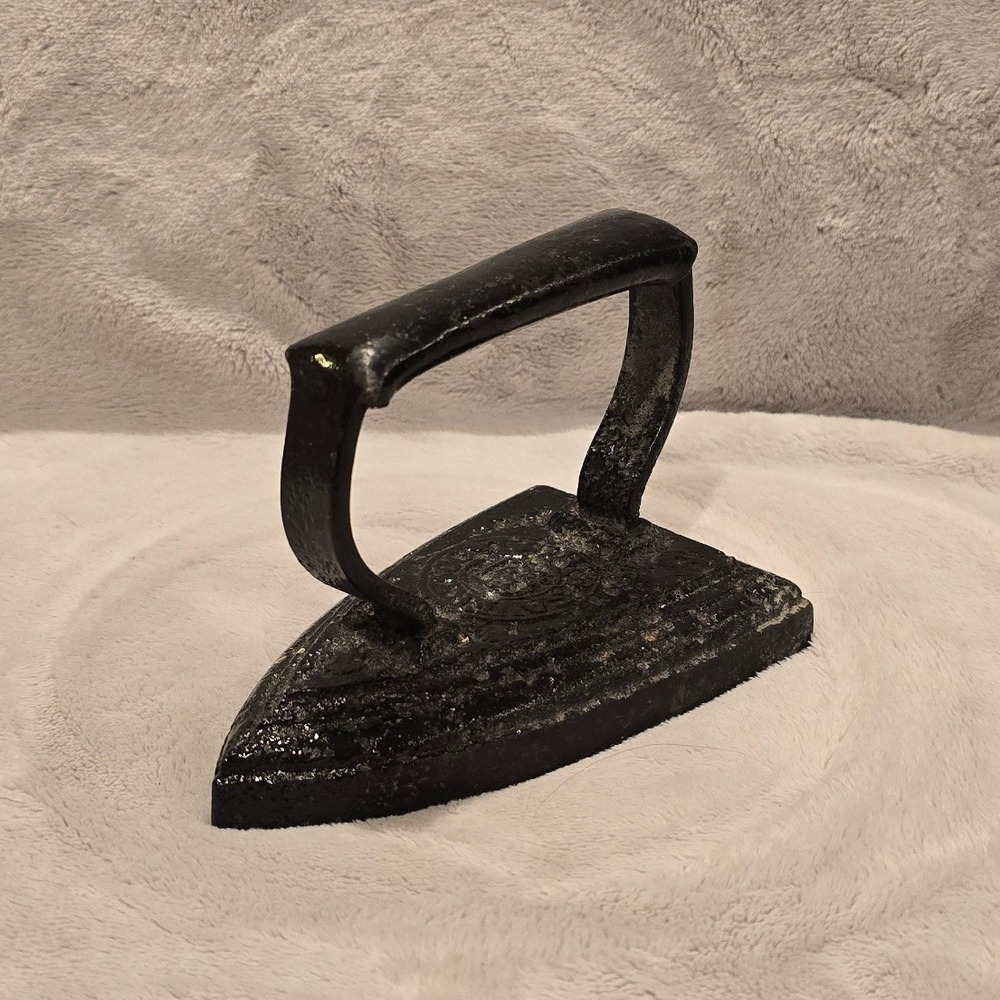 Vintage Cast Iron Sad‎ Iron 
 Rustic Home Decor 5.25x3.25